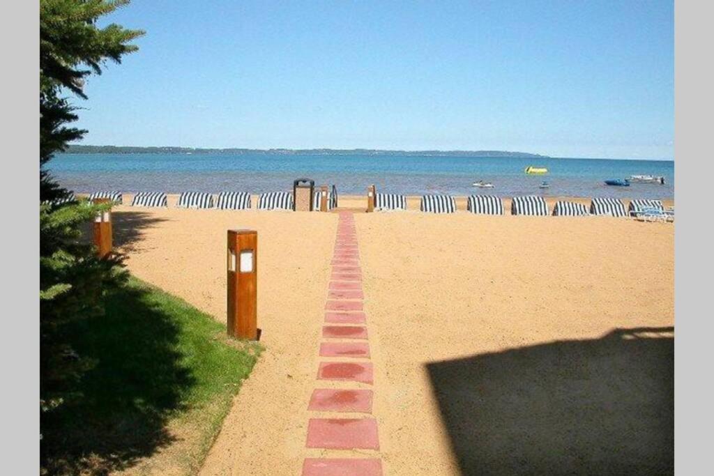 New Listing Beach Bliss 211! Stunning Bay View Traverse City Exteriör bild