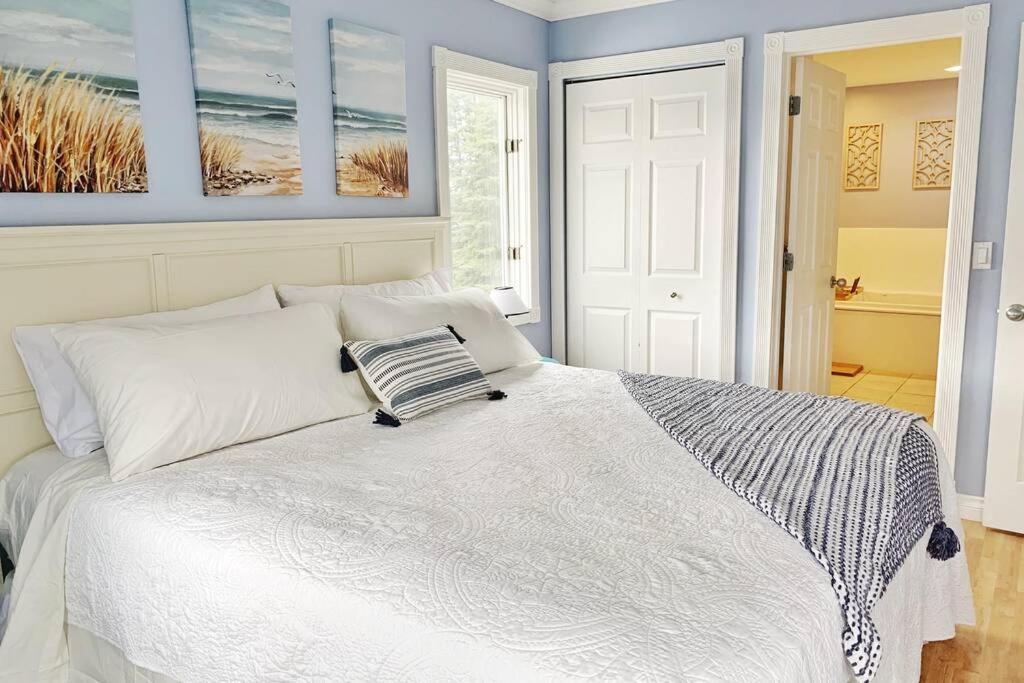 New Listing Beach Bliss 211! Stunning Bay View Traverse City Exteriör bild